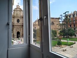 Flats Friends Plaza de la Reina