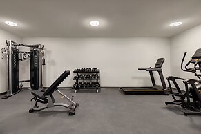 Ramada by Wyndham West Edmonton Hotel & Suites