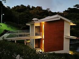 Burbi Lake Lodge Monteverde