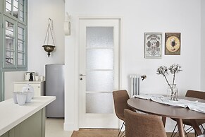 Luxury n Chic Athens Museum Apt