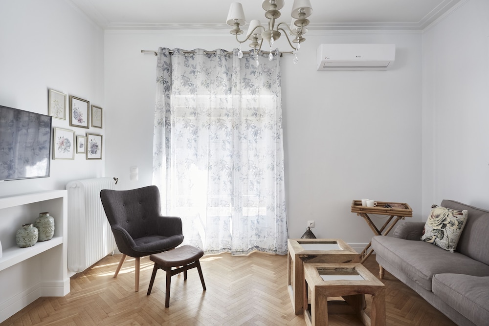 Luxury n Chic Athens Museum Apt