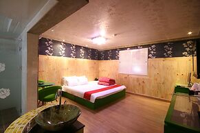 Hera Hotel