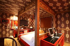 Hera Hotel