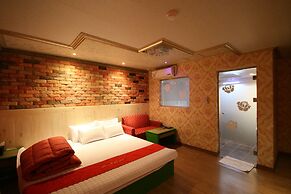 Hera Hotel