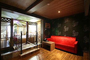 Hera Hotel