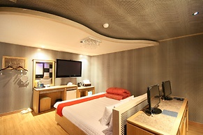 Hera Hotel