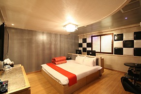 Hera Hotel