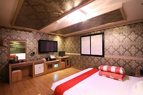 Hera Hotel