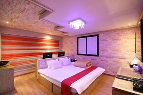 Hera Hotel