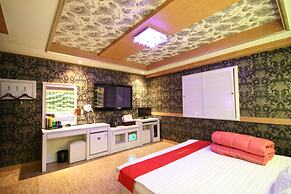 Hera Hotel
