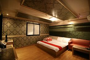 Hera Hotel