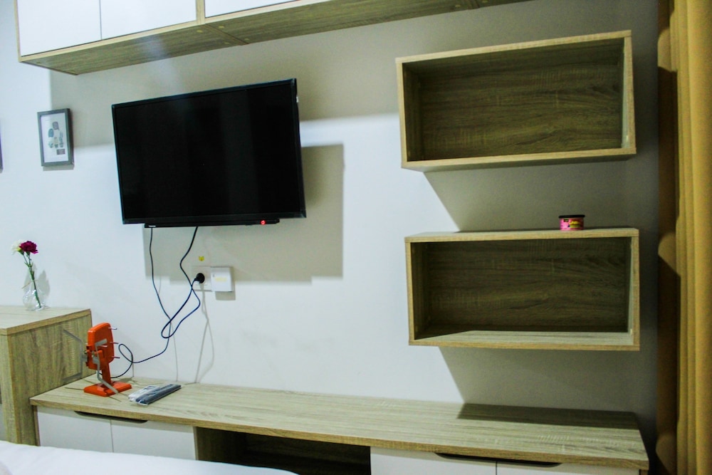 Modern and Comfortable Studio Springwood Apartment