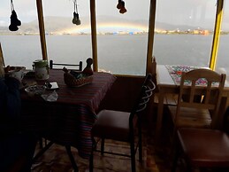 Uros Amaru Marka Lodge