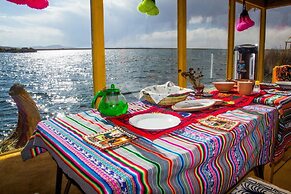 Uros Amaru Marka Lodge