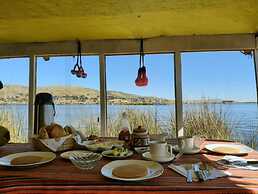 Uros Amaru Marka Lodge