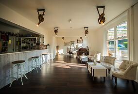 Gray Manor Hotel