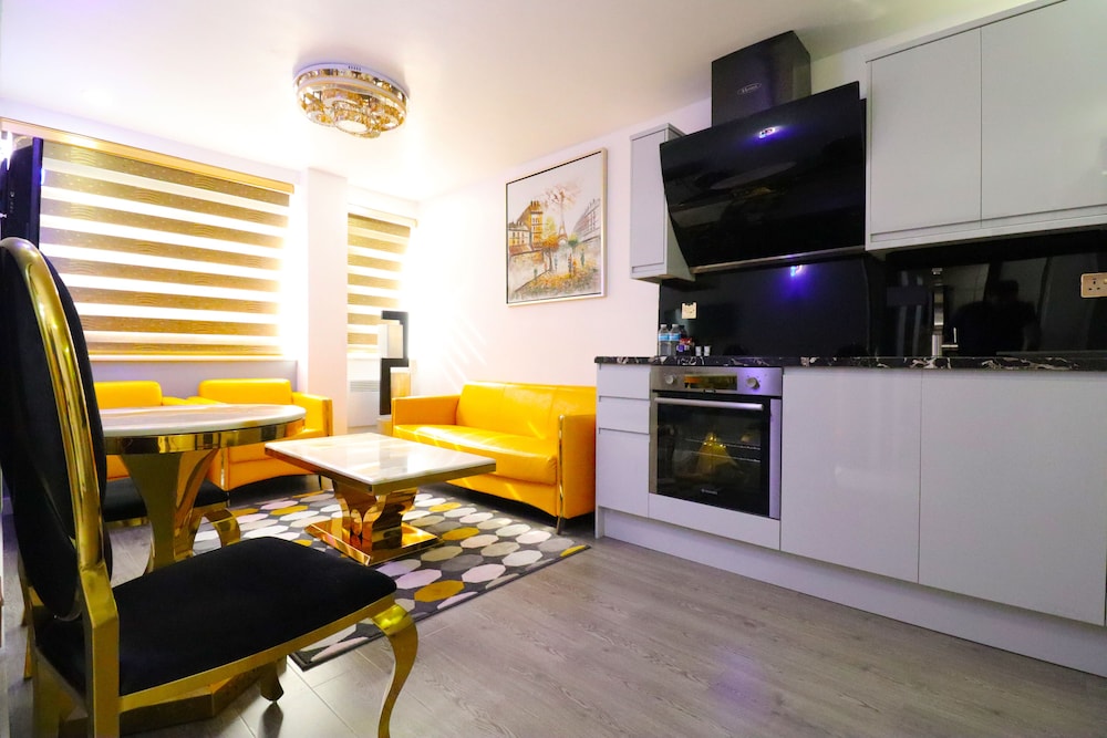 Queen Stay Apartments