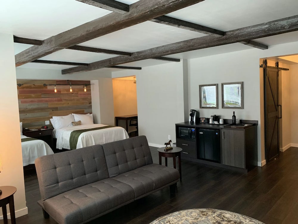Cedar Stables Inn and Suites
