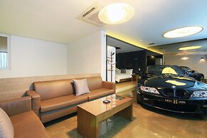 H Drive Hotel