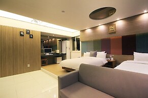 H Drive Hotel