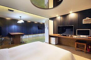 H Drive Hotel