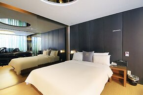 H Drive Hotel