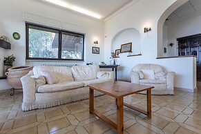 Emma's Villa facing the sea with swimming pool