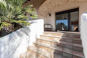 Emma's Villa facing the sea with swimming pool