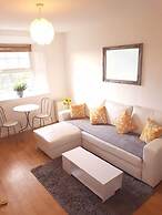 Spacious Bright & Modern Living