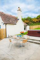 Maple Cottage With Hot Tub Near Cupar, Fife