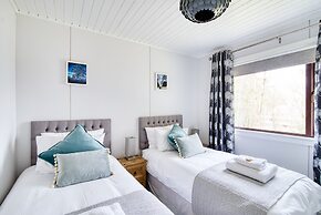 Otter With Mountain View and Enclosed Decking