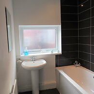 Spacious Apartment Heaton