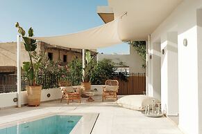 Nami Hotel & Suites