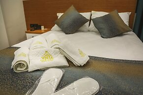 White Golden Suite Hotel