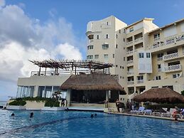 Cancun Plaza Condo Hotel