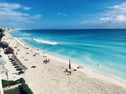Cancun Plaza Condo Hotel
