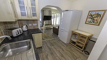 Clifton Court Apt 19 With Heated Pool