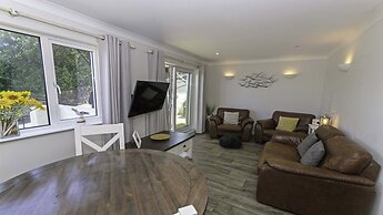 Clifton Court Apt 19 With Heated Pool