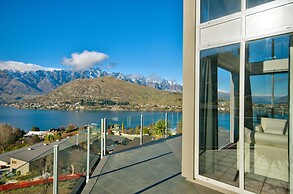 Luxury Lakeside Home - Remarkable View