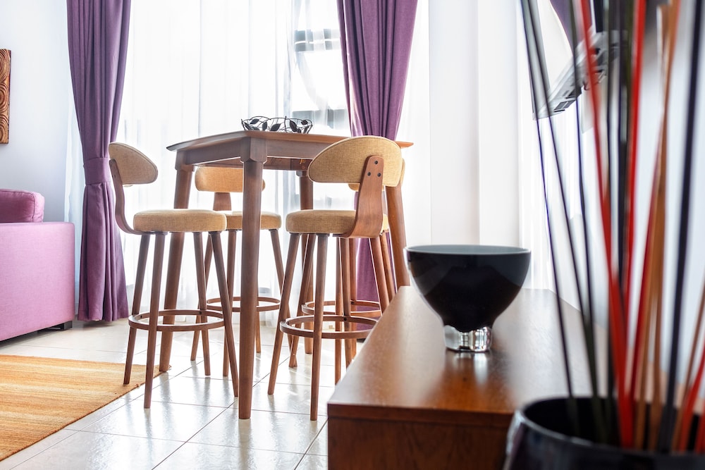 L'Aziz Suites