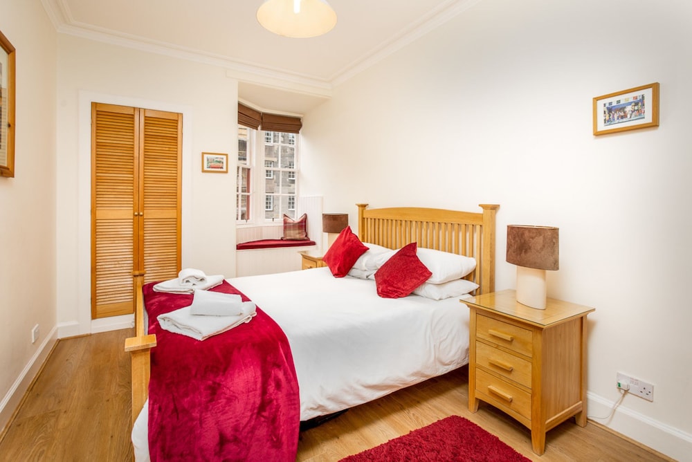 Lovely 2-bed Apartment in Old Town Edinburgh