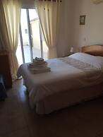 2 Bed Flat - Sleeps 4 - Pool - Parking - Wifi