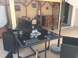 2 Bed Flat - Sleeps 4 - Pool - Parking - Wifi