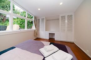 Takapuna Central Spacious & New Home