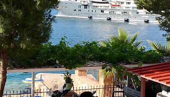 Kalemi's Beachside Hotel