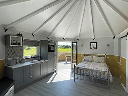 Acdc Glamping, Campervan , Caravan and Tent Resort