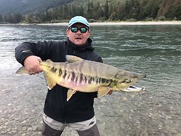 The Fraser River's Edge B&B Lodge