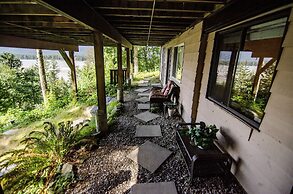 The Fraser River's Edge B&B Lodge