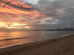 Silver Sands - A Unique Retro Beauty