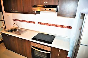 Luxury 1 bed Corner Condo